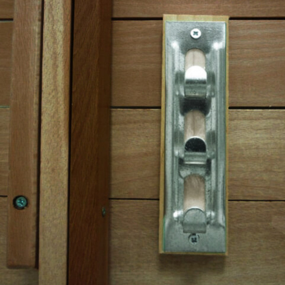 Dettaglio del sistema di bloccaggio del Tavolo fisso per esterni Pic-Nic, con design rettangolare e struttura robusta in legno di faggio color noce | Albert Stock