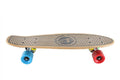 Skateboard Skate Daytona in legno chiaro con grip testurizzato a rete, ruote anteriori azzurre e ruote posteriori rosse, isolato su sfondo bianco.