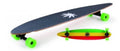 Skateboard longboard Freeway con superficie superiore nera ruvida decorata da una foglia bianca, ruote verde fluo e fondo della tavola a strisce orizzontali verde, giallo e rosso.