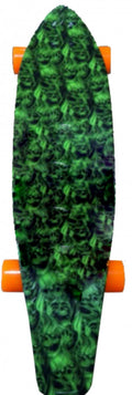 Skateboard Skate Race 2 visto dall'alto, caratterizzato da una tavola affusolata con un intricato pattern grafico nei toni del verde e del nero, completato da quattro ruote cilindriche di un vivace colore arancione a contrasto.