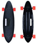 Vista superiore e inferiore dello skateboard SKATE STREET 2, caratterizzato da una tavola nera testurizzata con fessura centrale per la presa e ruote a contrasto in un vivace colore arancione.