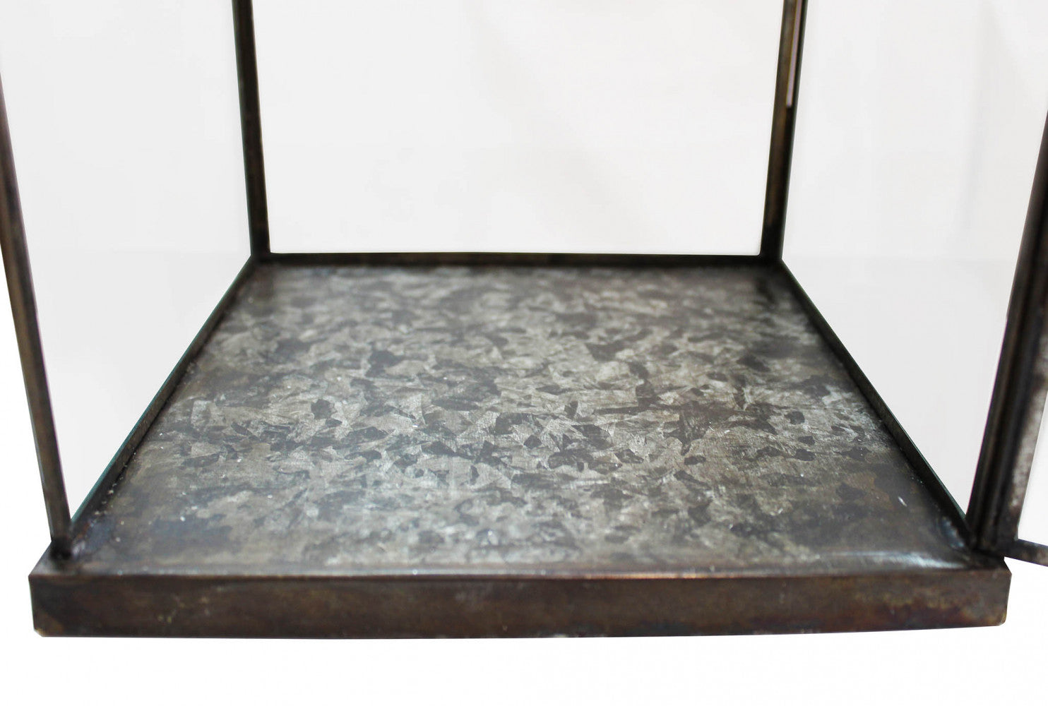 Dettaglio della finitura in metallo bronzo della Lanterna Karrie Media.