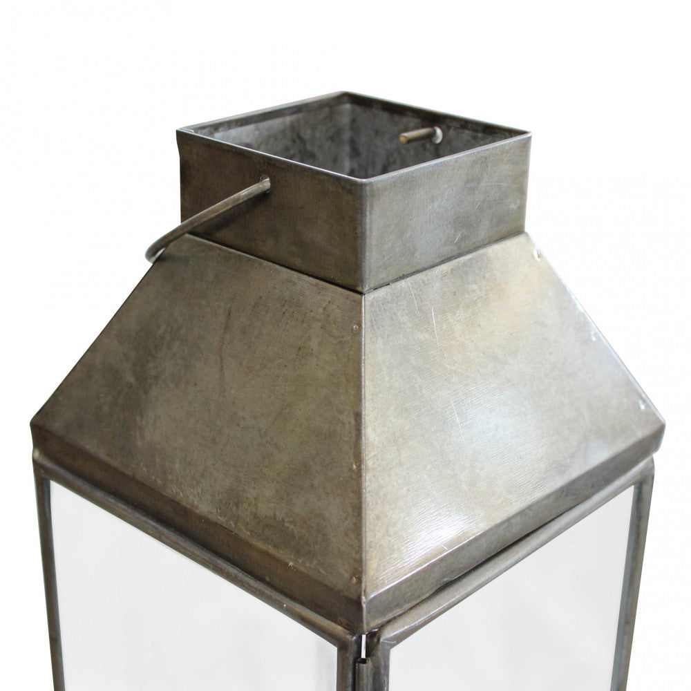 Primo piano sulla struttura in metallo e vetro della Lanterna Lillian.