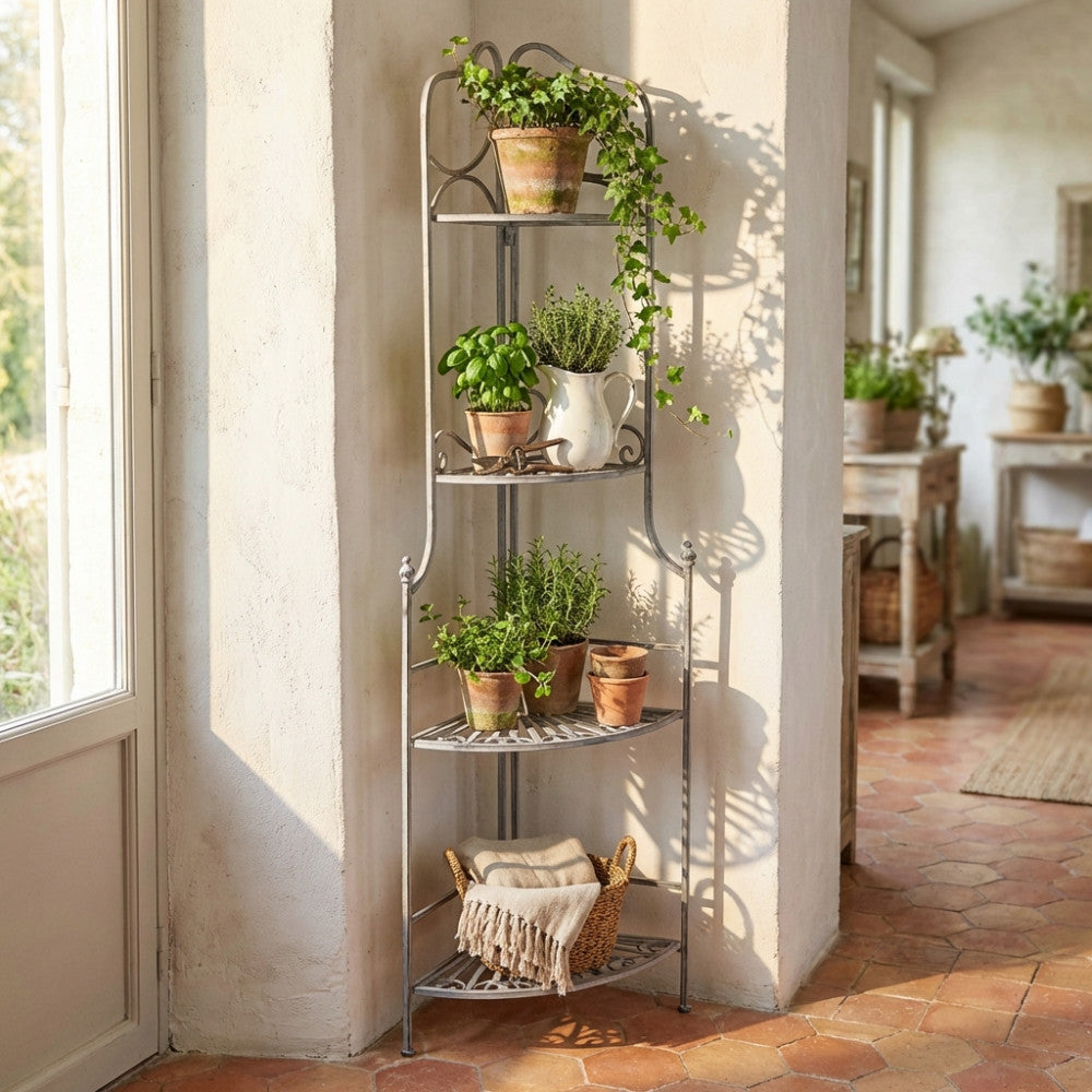 Étagère angolare Charlotte a 4 piani in acciaio bianco ossidato, allestita con piante in vasi di terracotta in un ambiente rustico chic.