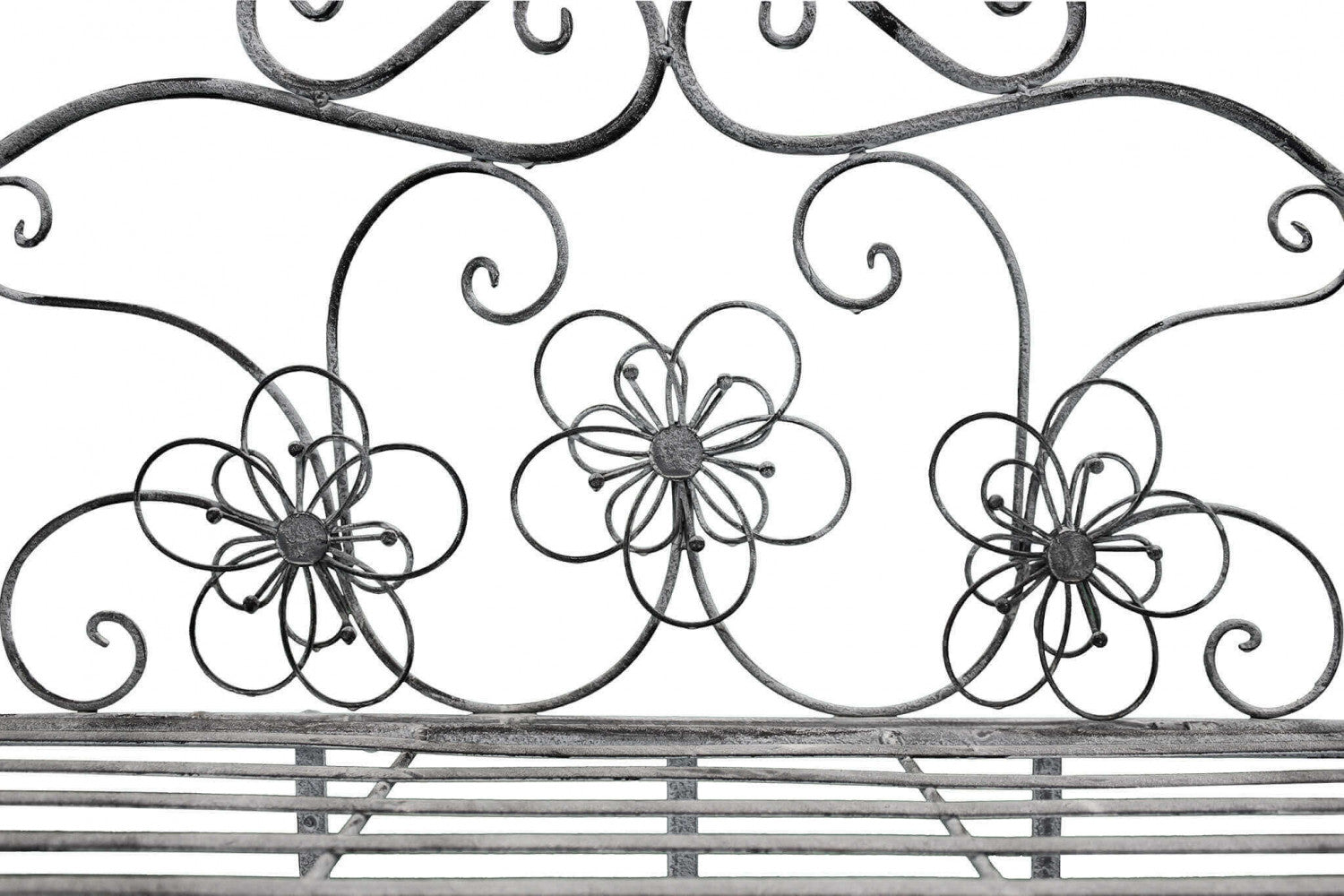 Particolare della lavorazione artigianale in metallo con decorazioni a forma di fiore e finitura anticata.