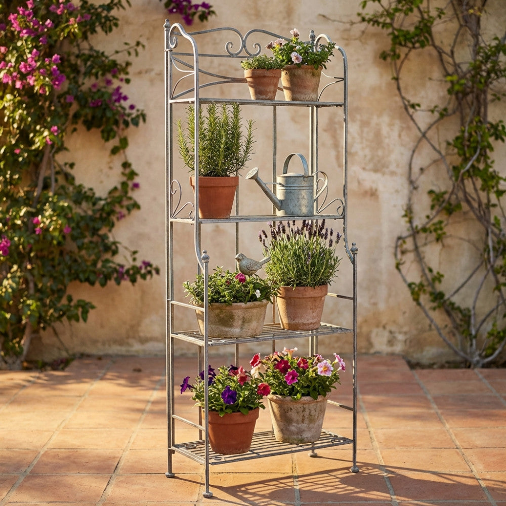 Étagère Noelle a quattro piani in acciaio bianco ossidato, allestita con vasi di terracotta e piante aromatiche su un patio soleggiato.