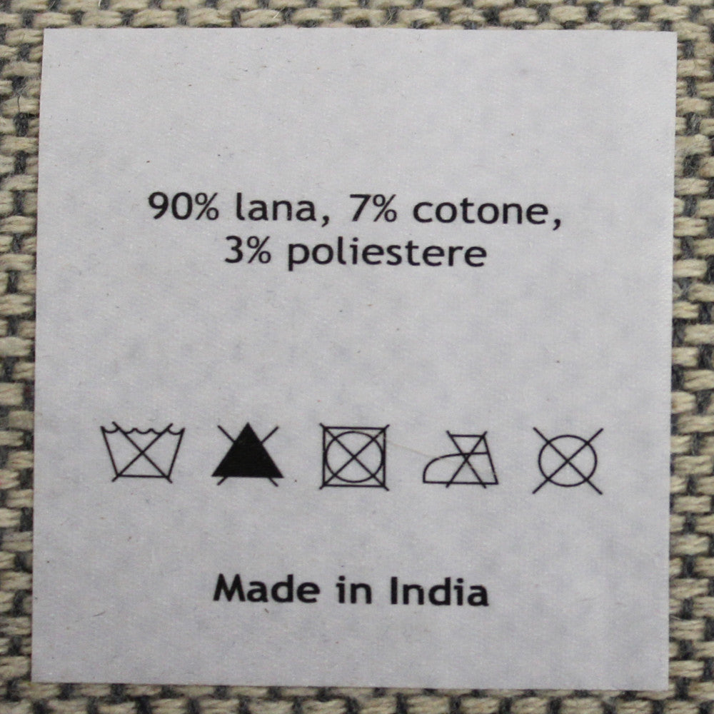 Etichetta del tappeto con composizione 90% lana, 7% cotone, 3% poliestere e indicazione Made in India.