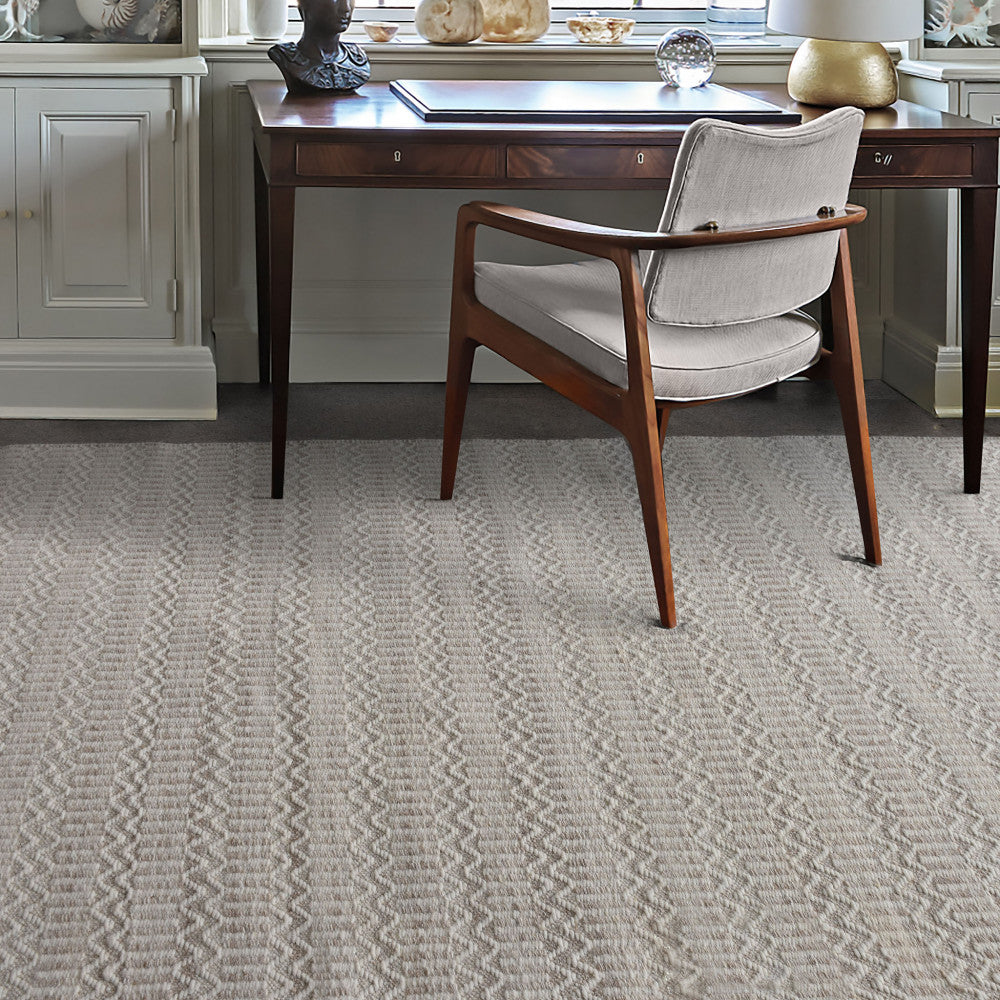 Tappeto Edgard ambientato in uno studio elegante con scrivania classica in legno scuro e sedia di design.