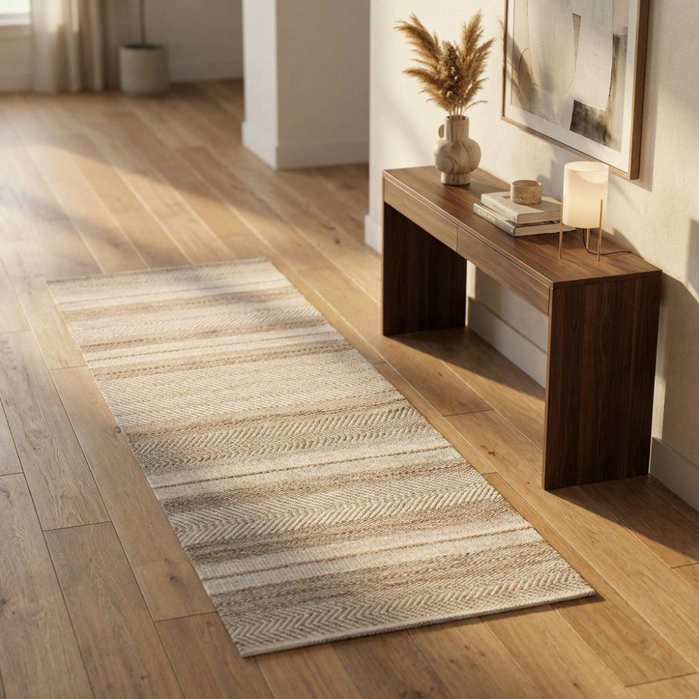 Dettaglio del tappeto moderno Florian con motivo a spina di pesce su pavimento in parquet di rovere.