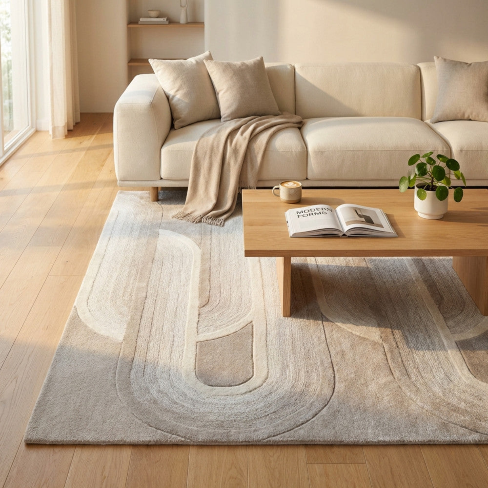 Dettaglio del tappeto Hugues in lana e cotone, che mostra il design a rilievo curvo sotto la luce naturale del sole.