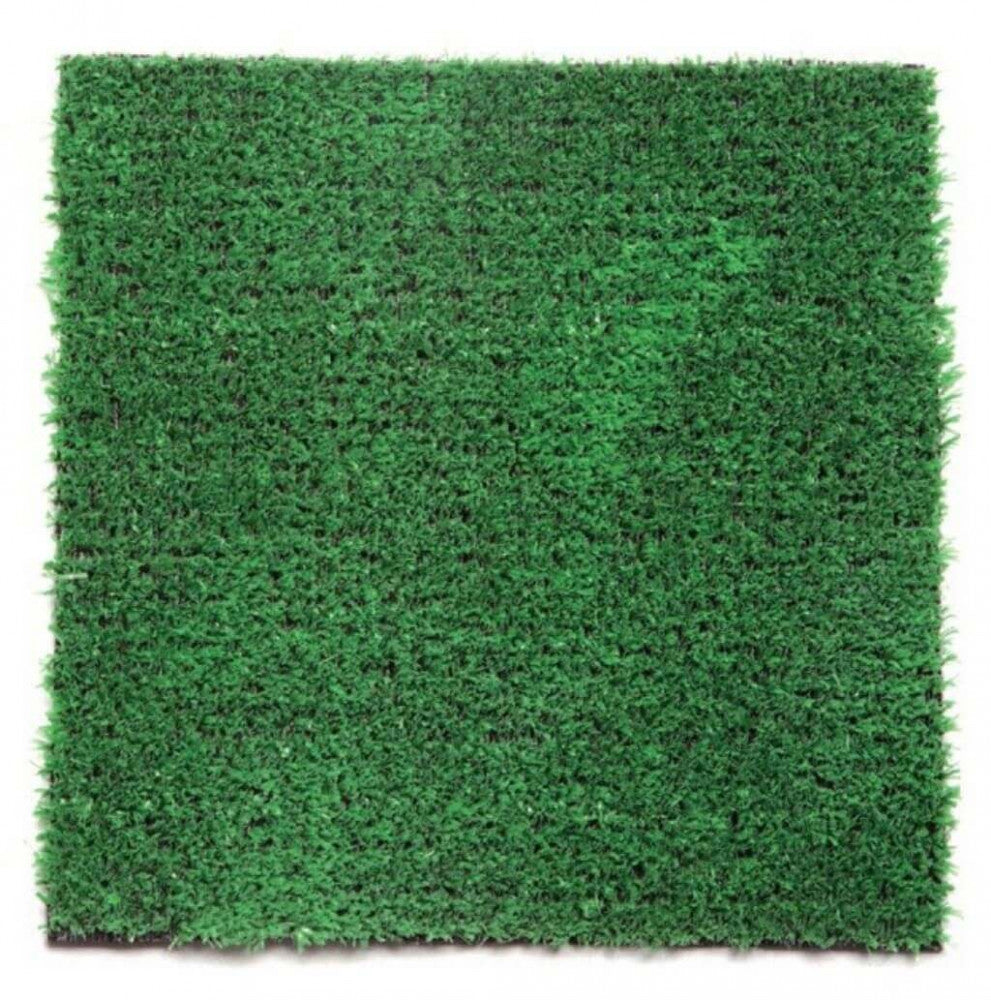 Campione ravvicinato della texture del tappeto erboso sintetico, che evidenzia la densità e la finitura realistica dei filati in polipropilene.