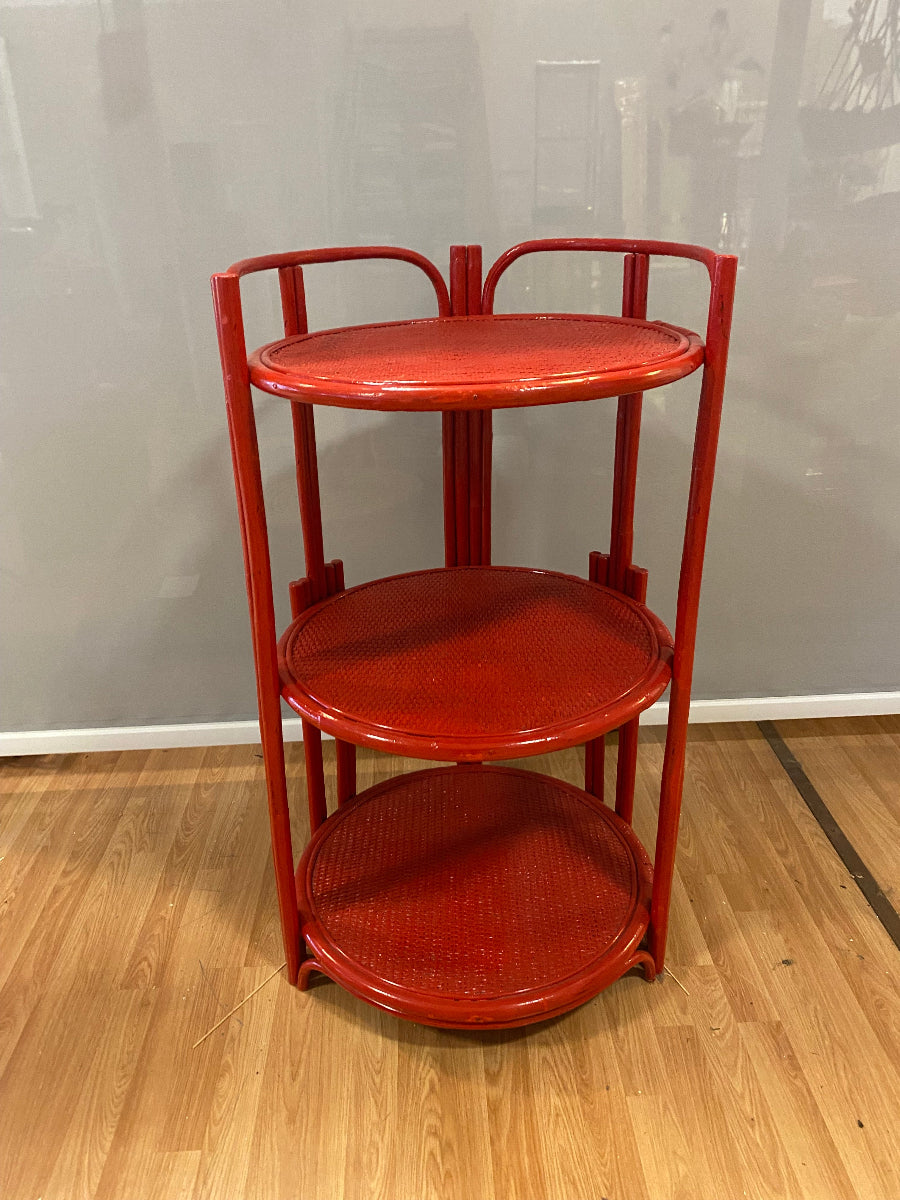 Tavolino a 3 piani in rattan rosso.