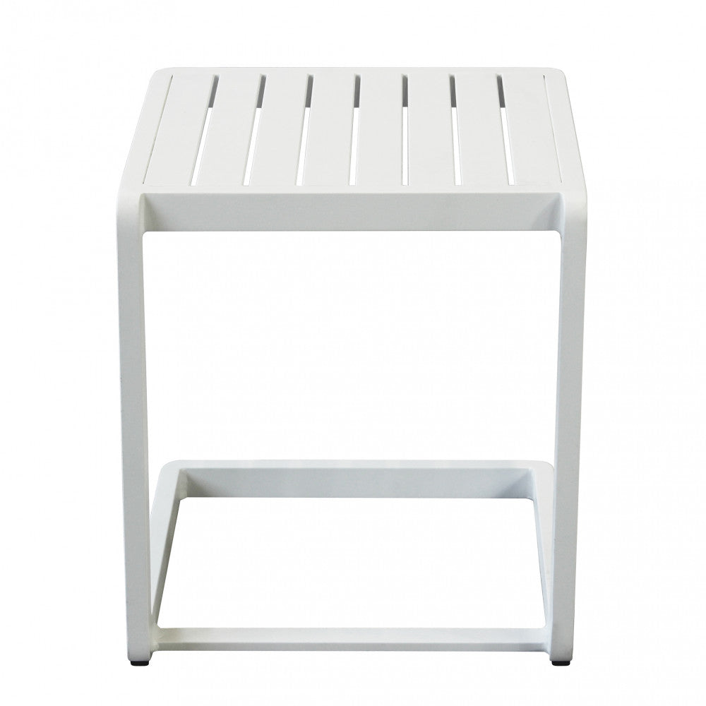 Vista frontale del tavolino da giardino in alluminio bianco con piano a doghe