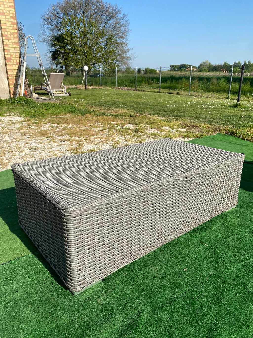 Tavolino in alluminio e wicker di design moderno