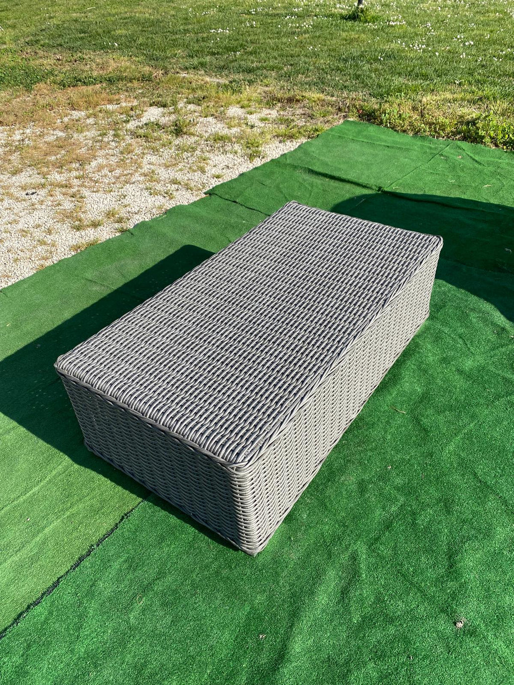 Tavolino in alluminio di design moderno.