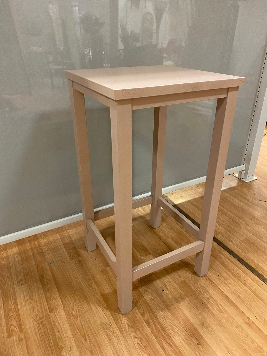 Tavolino alto quadrato rosa.