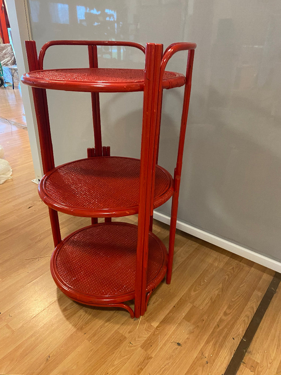 Tavolino alto tondo rosso.