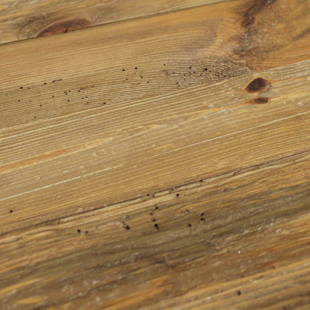 Macro fotografia della texture del legno, che esalta la finitura tattile e le imperfezioni artigianali.