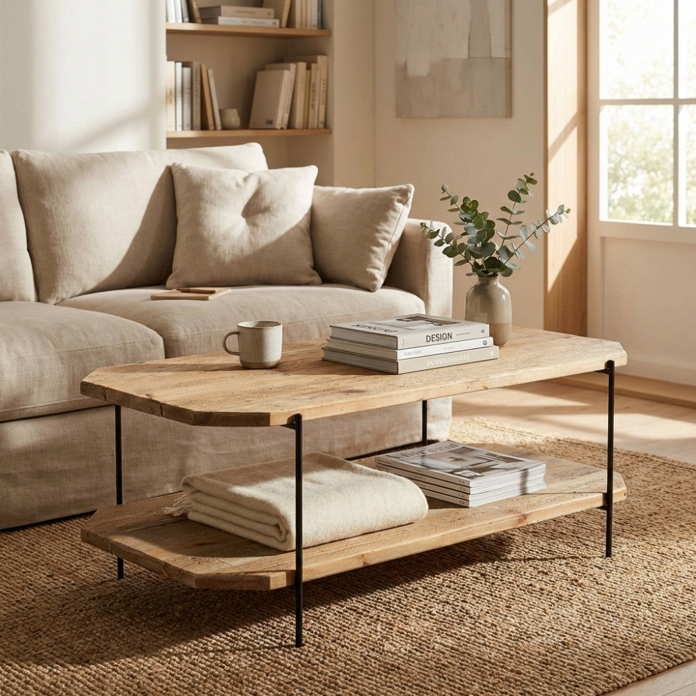 Dettaglio del tavolino in legno inserito in un living moderno, con coperte e riviste sul ripiano inferiore.