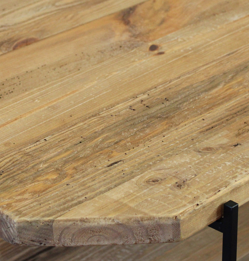 Dettaglio ravvicinato della superficie in legno marrone, che mostra le venature autentiche e i nodi naturali.