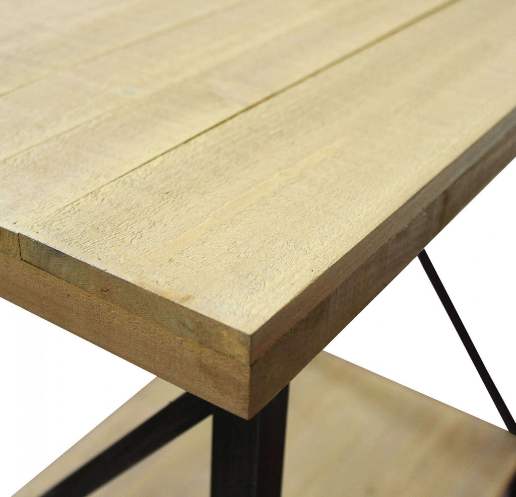 Dettaglio ravvicinato del piano in legno marrone, che esalta le venature naturali, la texture tattile e la precisione dei bordi.