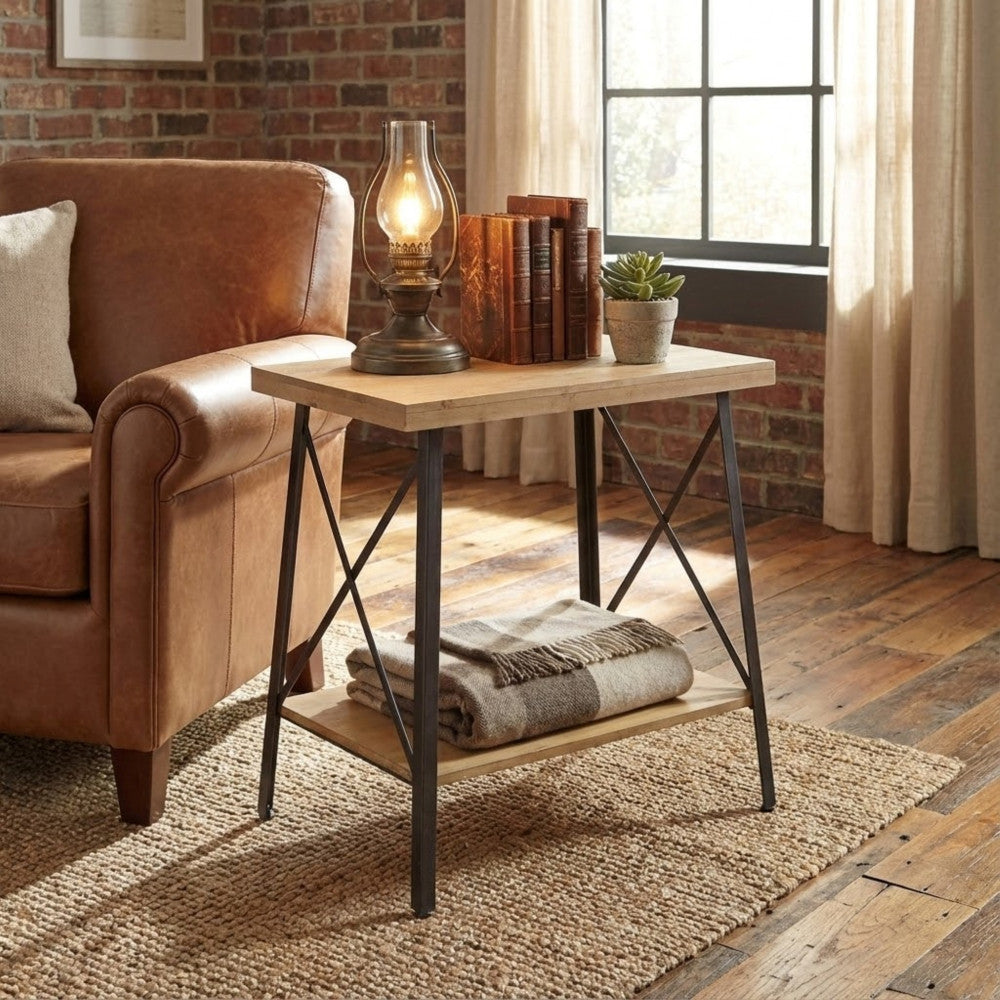 Tavolino Auberon ambientato in un soggiorno rustico-chic, posizionato accanto a una poltrona in pelle marrone con una lampada vintage.