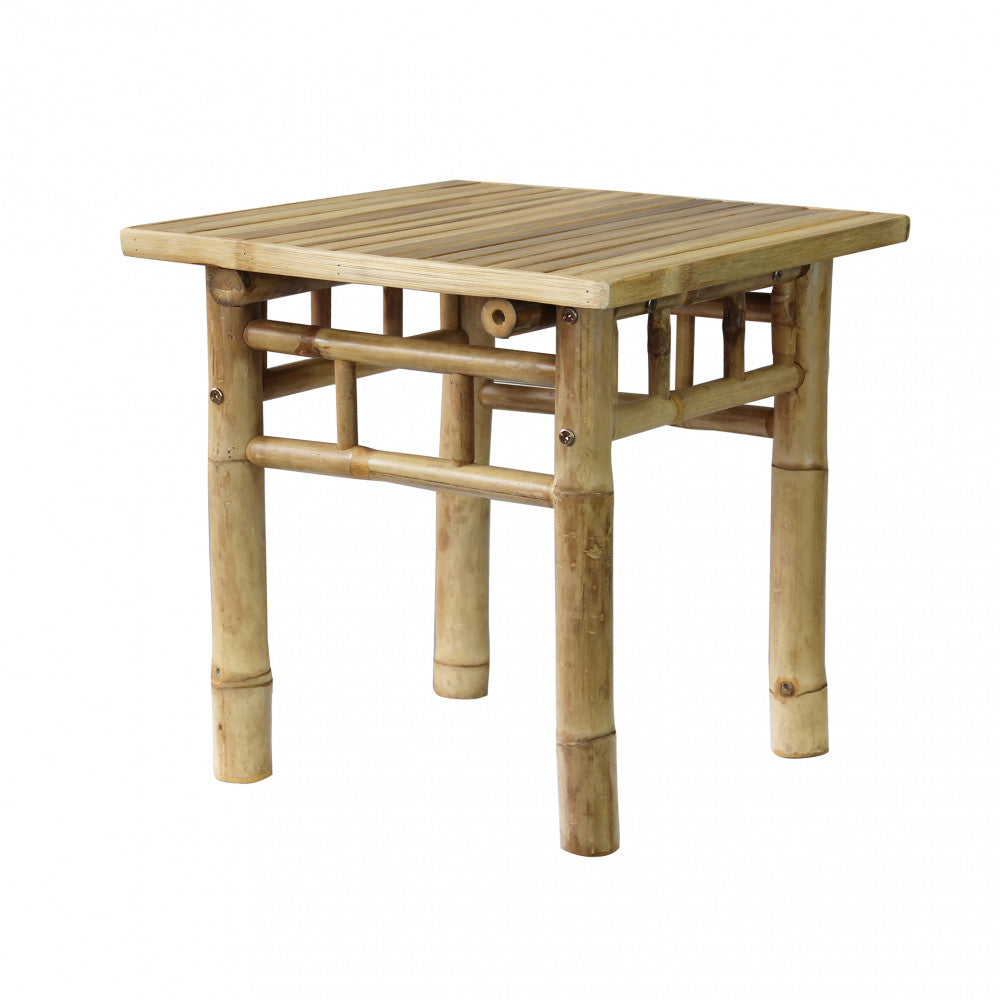 Vista frontale isolata del tavolino da giardino in legno con struttura a canne intrecciate su sfondo bianco.