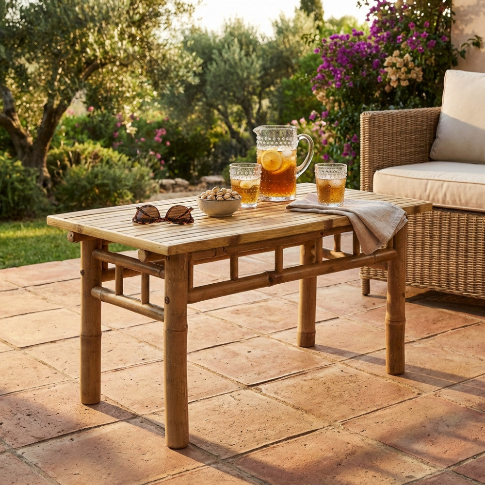 Tavolino da giardino AVIATION 90 marrone allestito su un patio in cotto con bevande rinfrescanti.