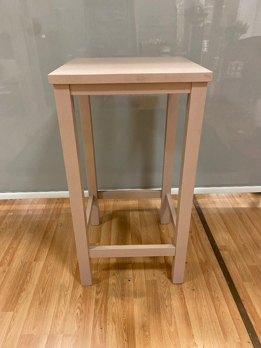 Tavolino bar in legno di abete color rosa.
