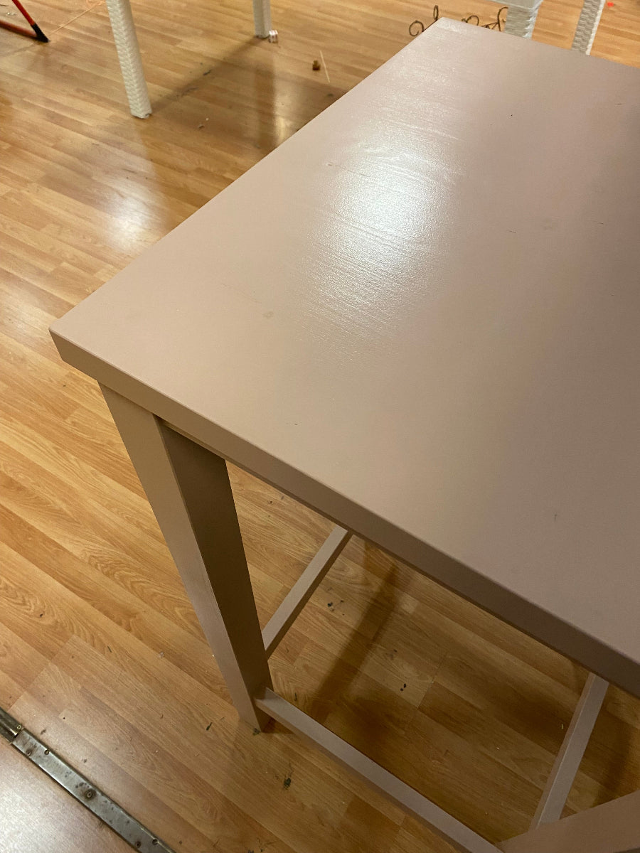 Tavolino alto quadrato rosa.