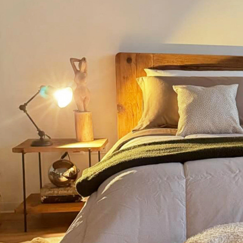 Tavolino Barnaby utilizzato come comodino in una camera da letto con lampada accesa.