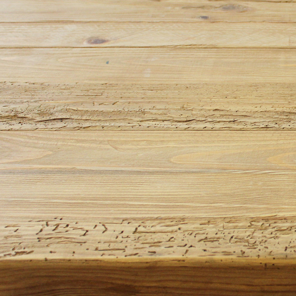 Scatto macro della texture del piano del tavolino Beaumont, che rivela le venature autentiche e le imperfezioni naturali del legno.