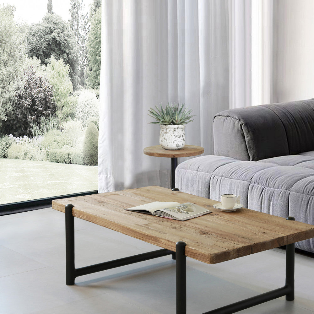 Tavolino Beaumont in una zona living contemporanea e luminosa con divano modulare grigio e ampie finestre sul giardino.
