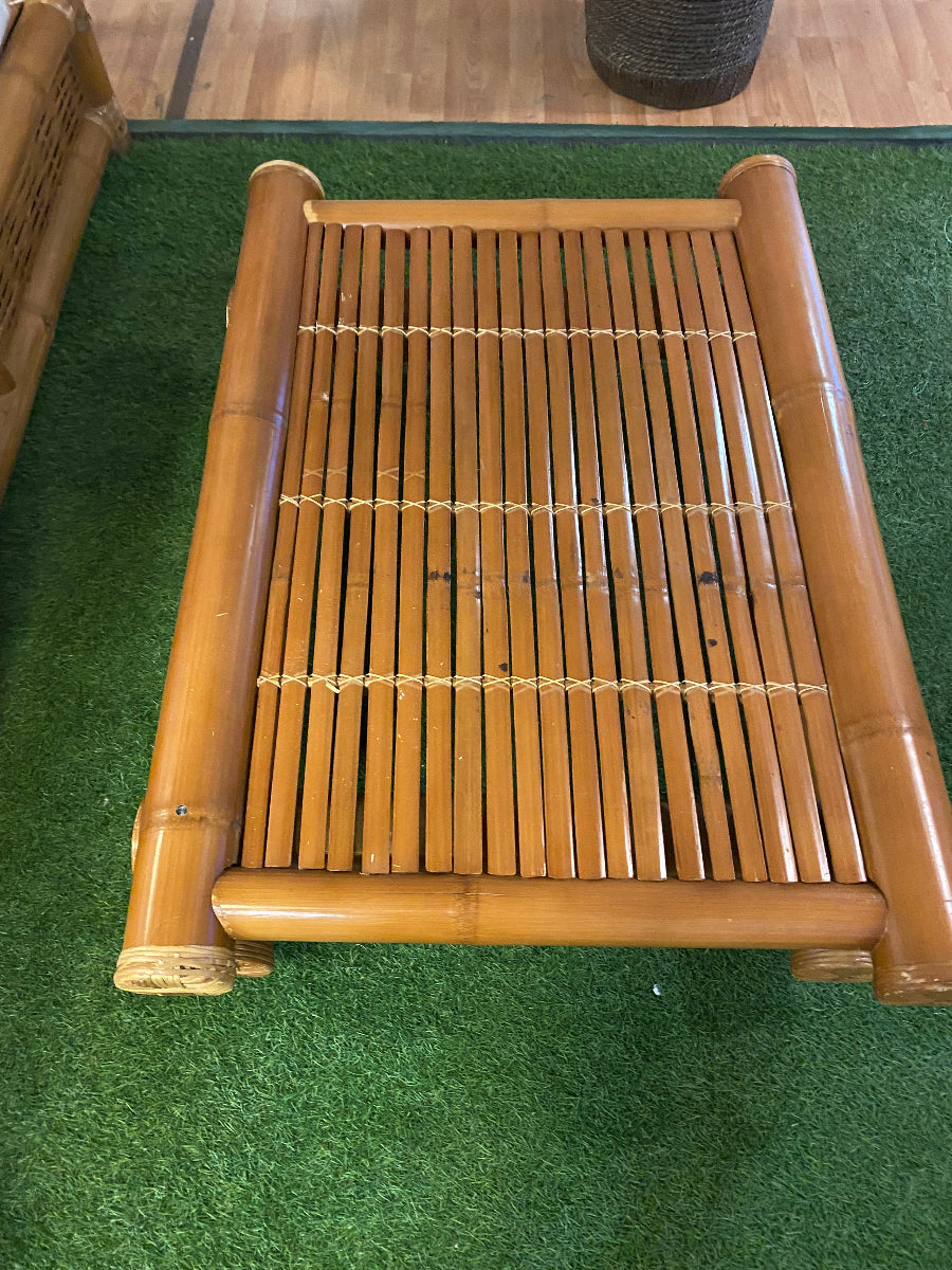 Tavolino in bambù naturale per il salotto.