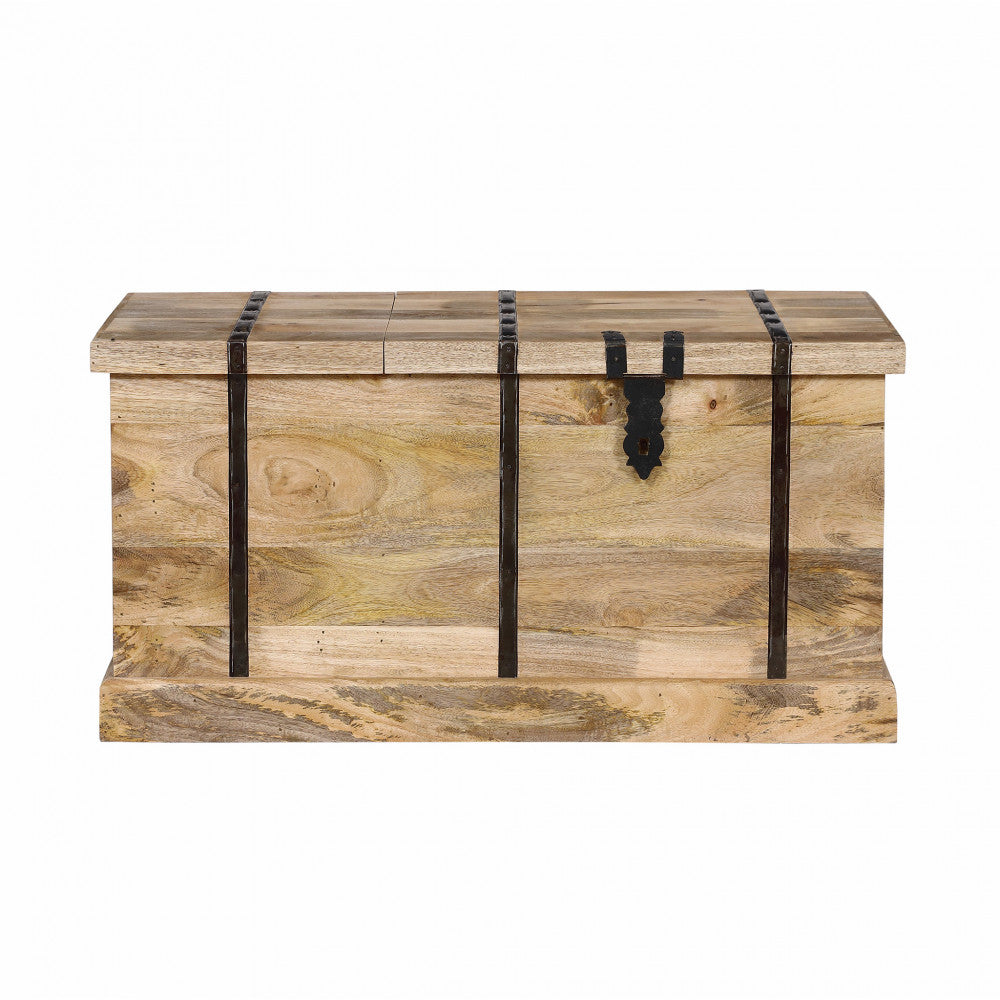 Dettaglio frontale della serratura in metallo nero e delle venature naturali del legno di mango.