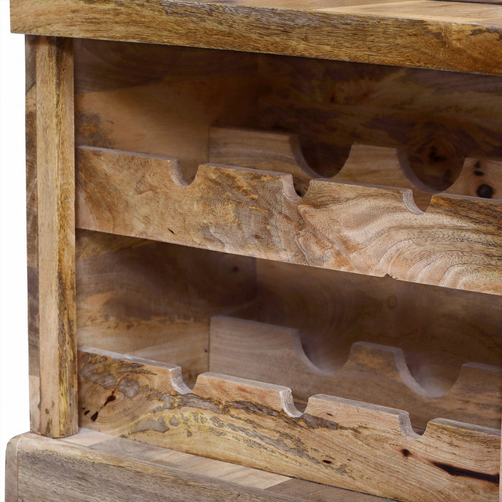 Primo piano ravvicinato dei ripiani sagomati del portabottiglie in legno di mango.
