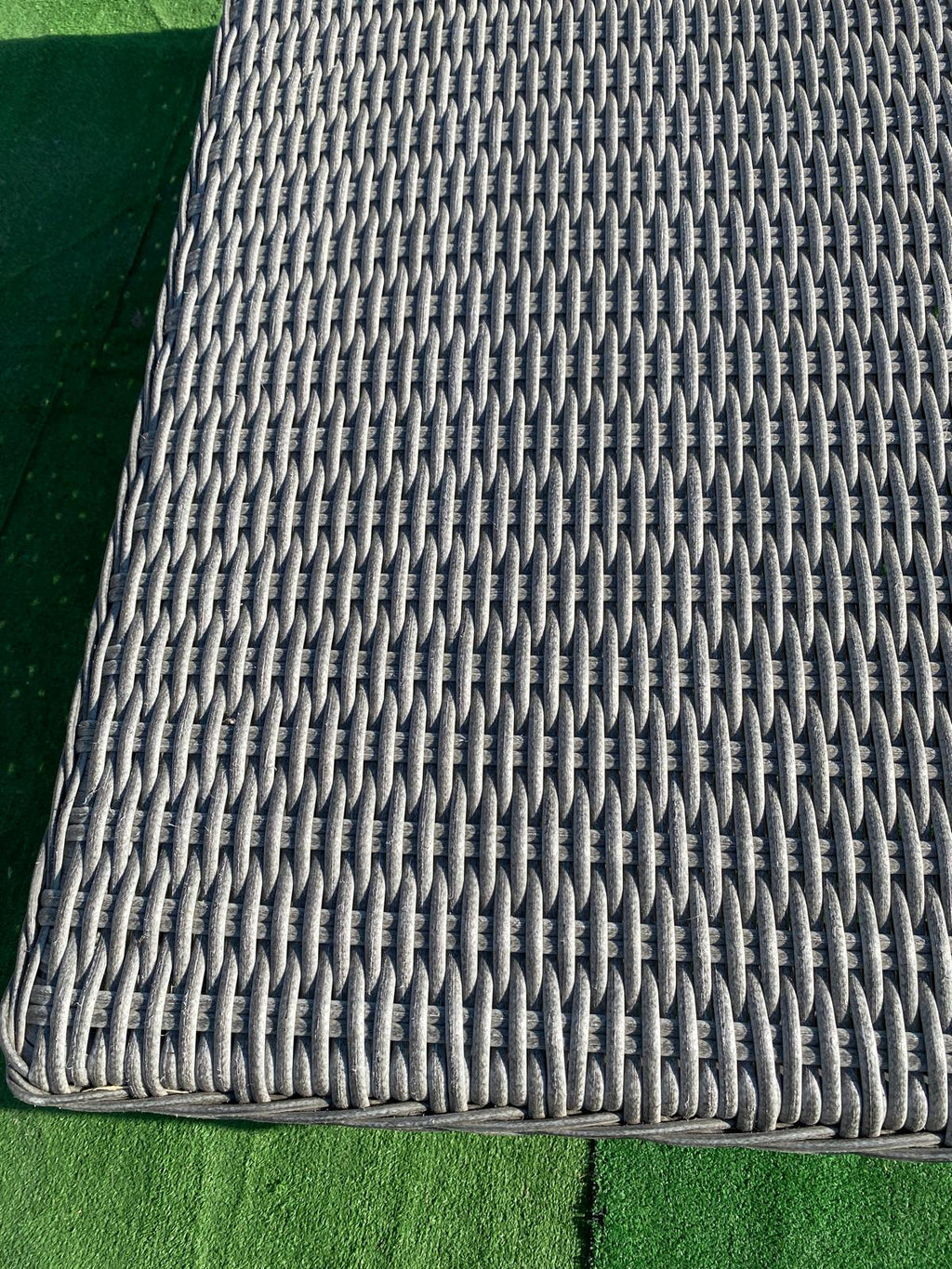 Tavolino in alluminio e wicker di design moderno