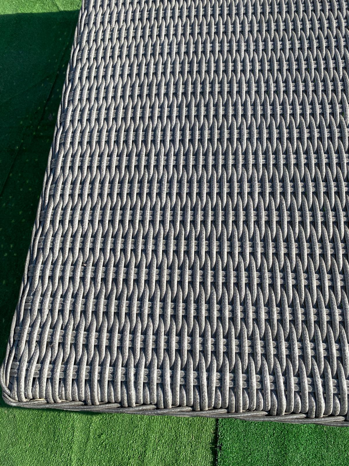 Tavolino in alluminio e wicker di design moderno