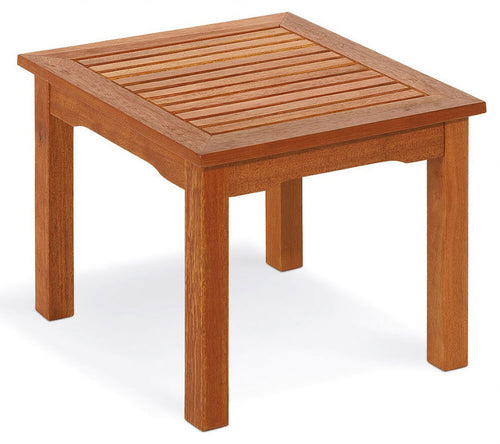 Tavolino per esterni in legno di acacia, con forma quadrata, ambientato in un giardino per mostrare la sua versatilità | Albert Stock