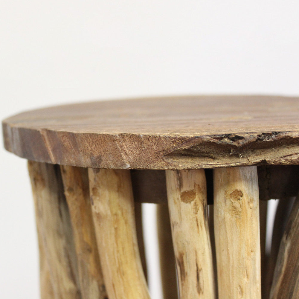 Primo piano del top in legno massello del tavolino Geordie, con bordi irregolari e texture ruvida.