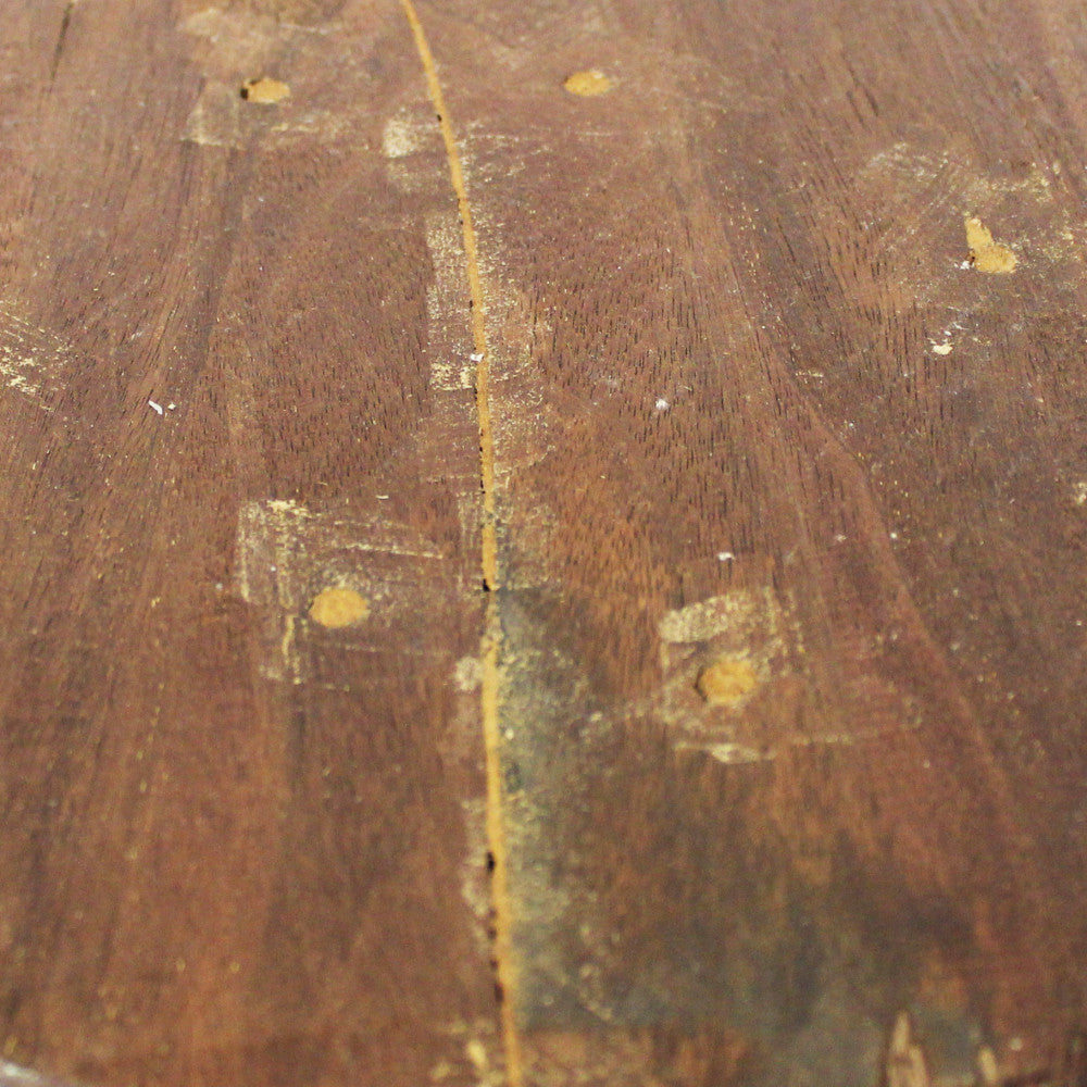 Dettaglio della superficie superiore del tavolino, che rivela i segni autentici e le imperfezioni del legno di recupero.