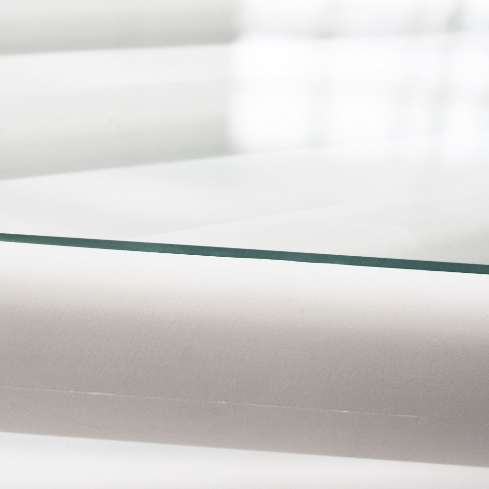 Tavolino per Salotto Guaranà con struttura in polipropilene bianco e piano in vetro, in un ambiente contemporaneo.