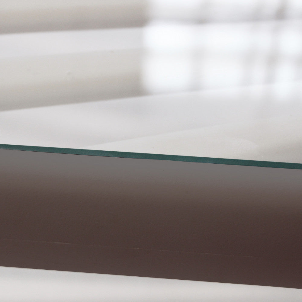 Tavolino Guaranà in un salotto, evidenziando il suo design e la sua funzionalità.