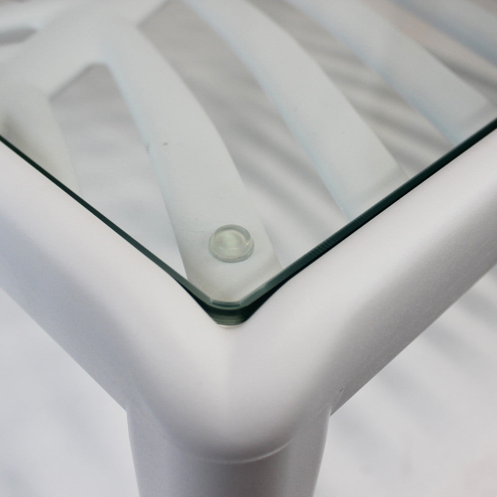 Tavolino per Salotto Guaranà con struttura in polipropilene bianco e piano in vetro, in un ambiente contemporaneo.
