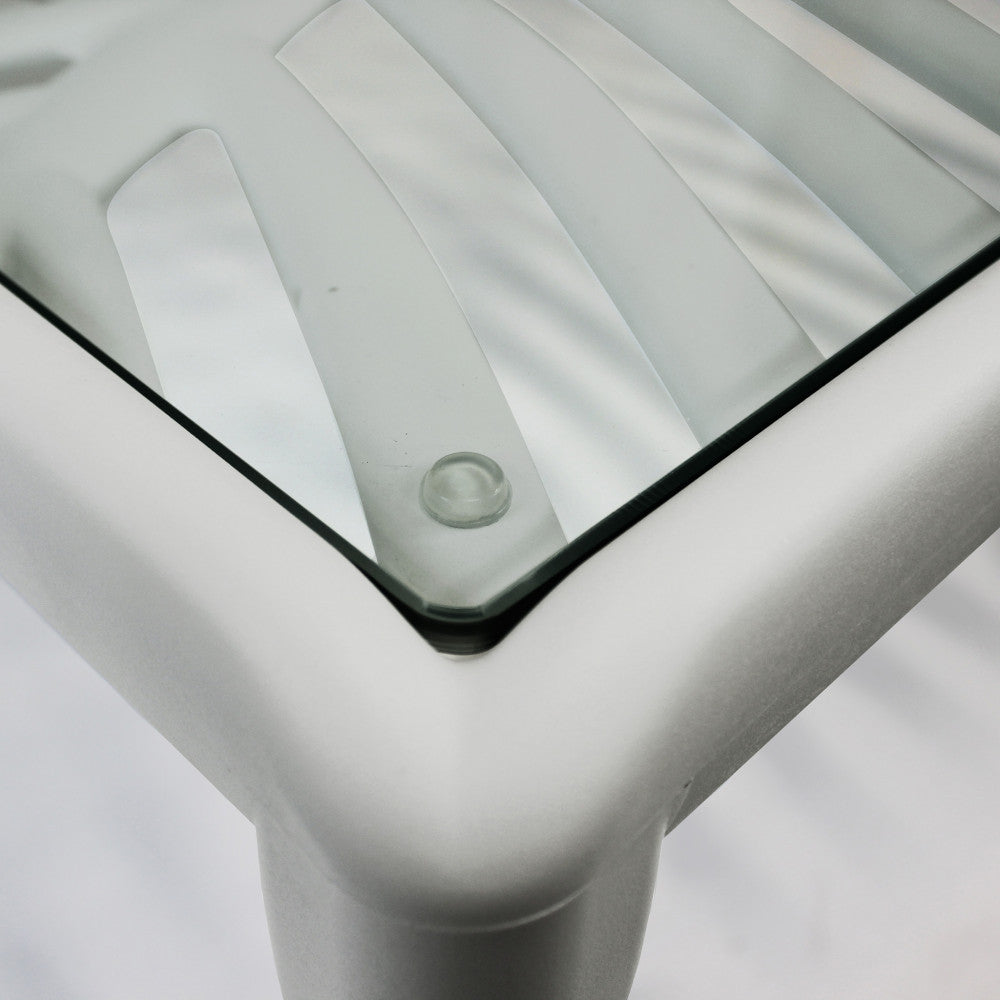 Dettaglio del piano in vetro e della struttura in polipropilene tortora del Tavolino Guaranà.