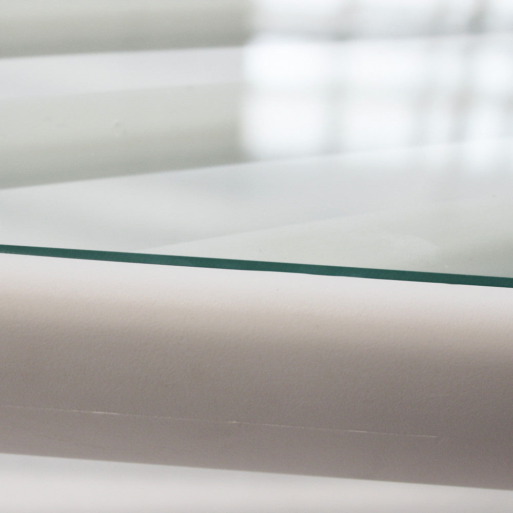 Dettaglio del piano in vetro e della struttura in polipropilene tortora del Tavolino Guaranà.