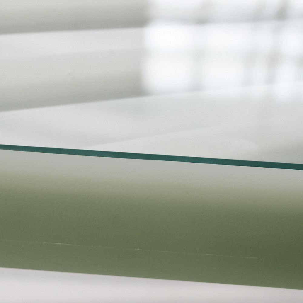 Tavolino per Salotto Guaranà con struttura in polipropilene verde e piano in vetro, in un ambiente contemporaneo.