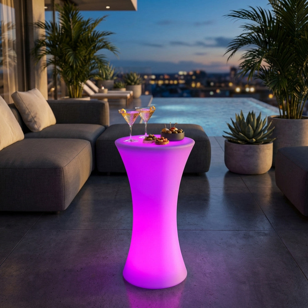 Tavolino luminoso Perseus allestito con cocktail e stuzzichini su una terrazza panoramica moderna.