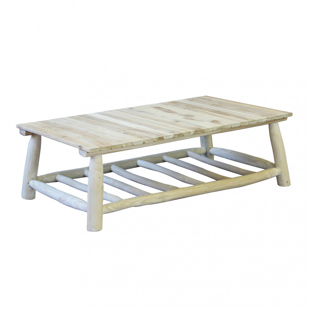 Tavolino Martinez in teak chiaro con venature naturali, posizionato in un ambiente esterno.