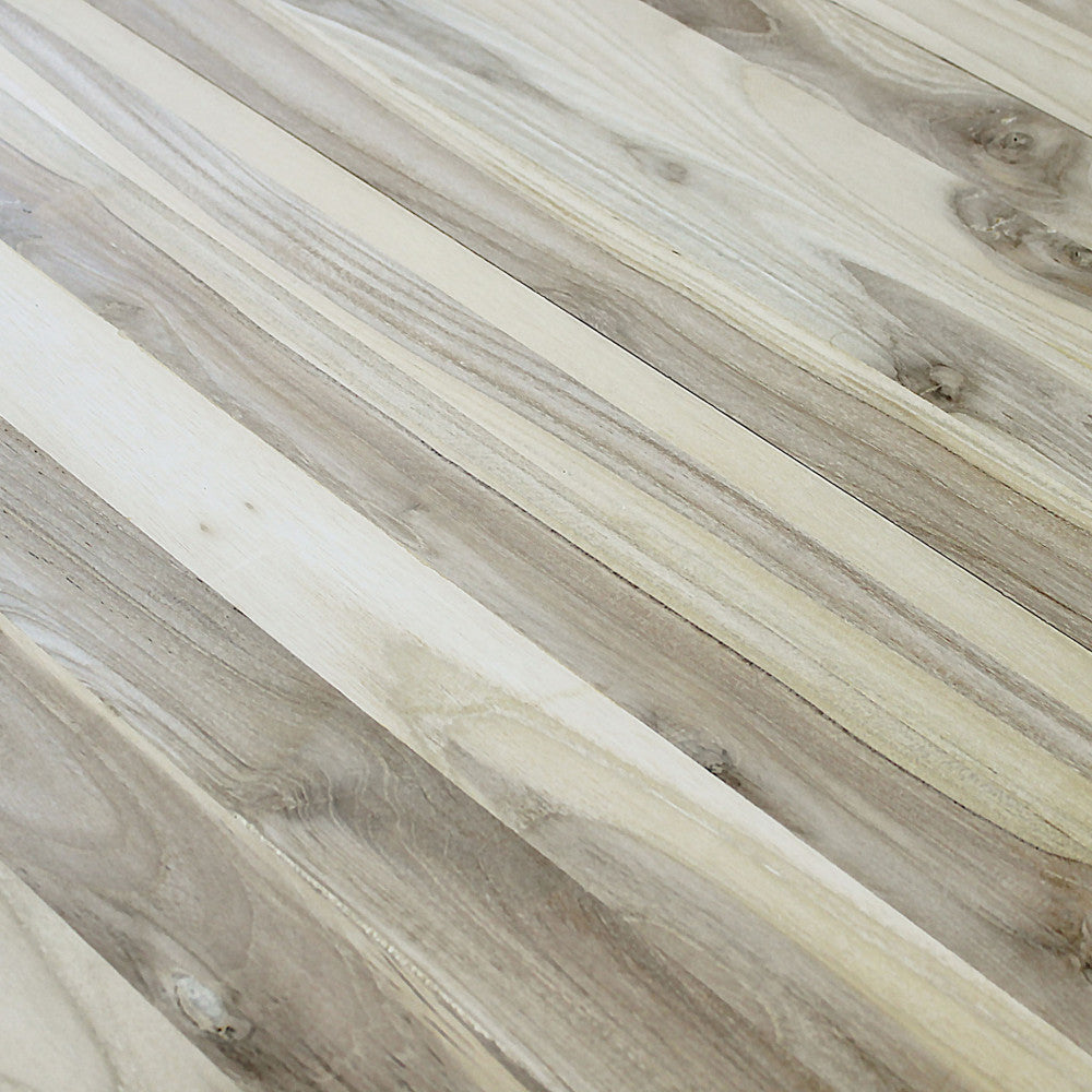 Tavolino Martinez in teak chiaro con venature naturali, posizionato in un ambiente esterno.